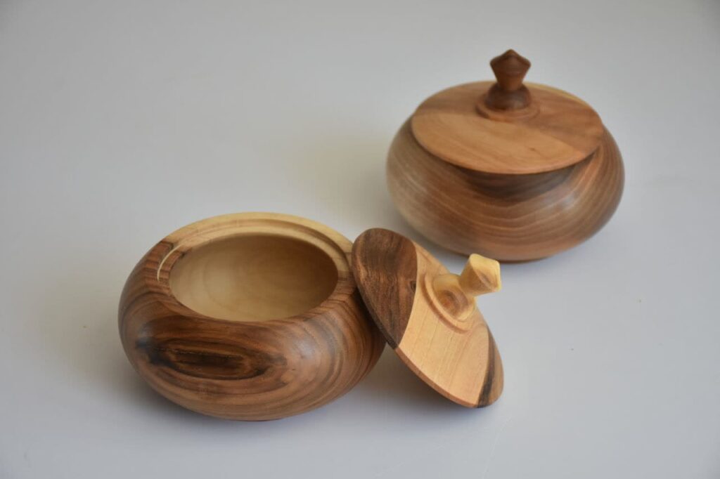 Baseless sugar bowl with walnut wood